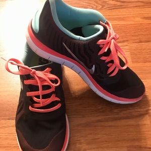 Women’s Nike 𝐅𝐫𝐞𝐞 4.0 Running Shoes